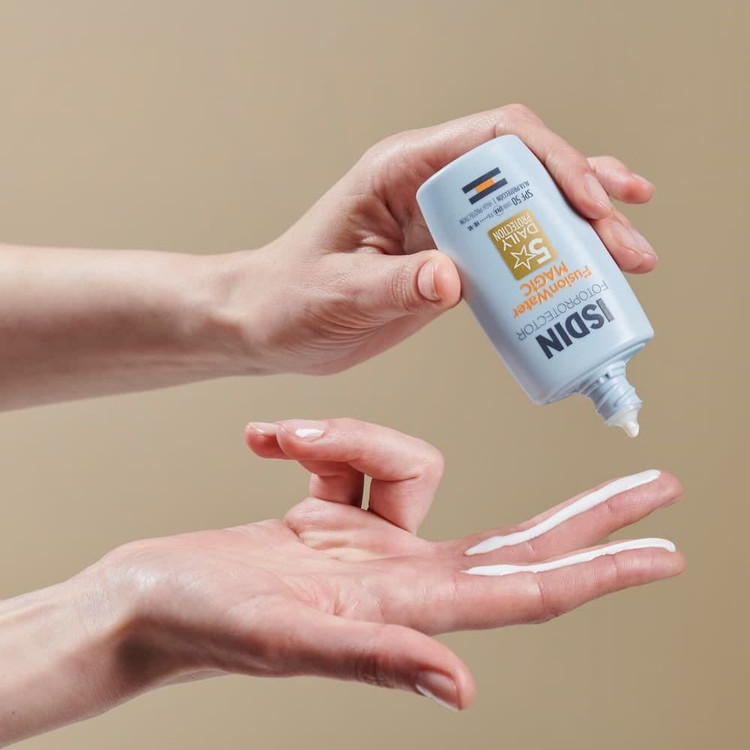 ضد آفتاب فوق العاده سبک فیوژن واتر مجیک ایزدین با SPF 50 بی رنگ(ارسال رایگان)